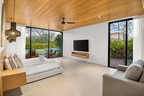 5 habitaciones, escritorio y tabla de planchar con plancha 