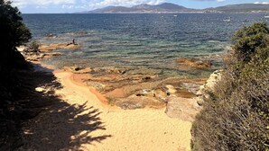 På stranden og solsenger