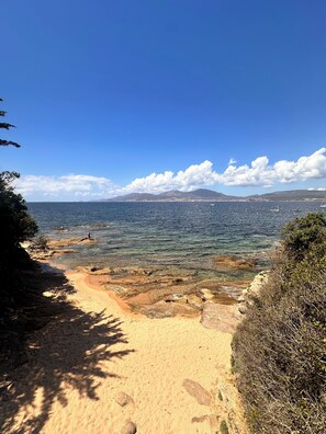 Plage, chaises longues