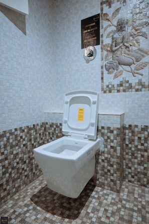 Een douche, een bidet, handdoeken, zeep