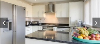 Entire cosy Apartment in a quiet lovely area with parking