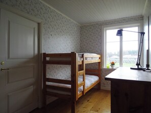 3 bedrooms, desk, iron/ironing board, WiFi