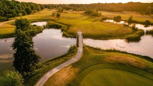 A golf course with ponds, a walking path, and a forested area. - Safari Tent Near Biesbosch & Breda (Oosterhout)