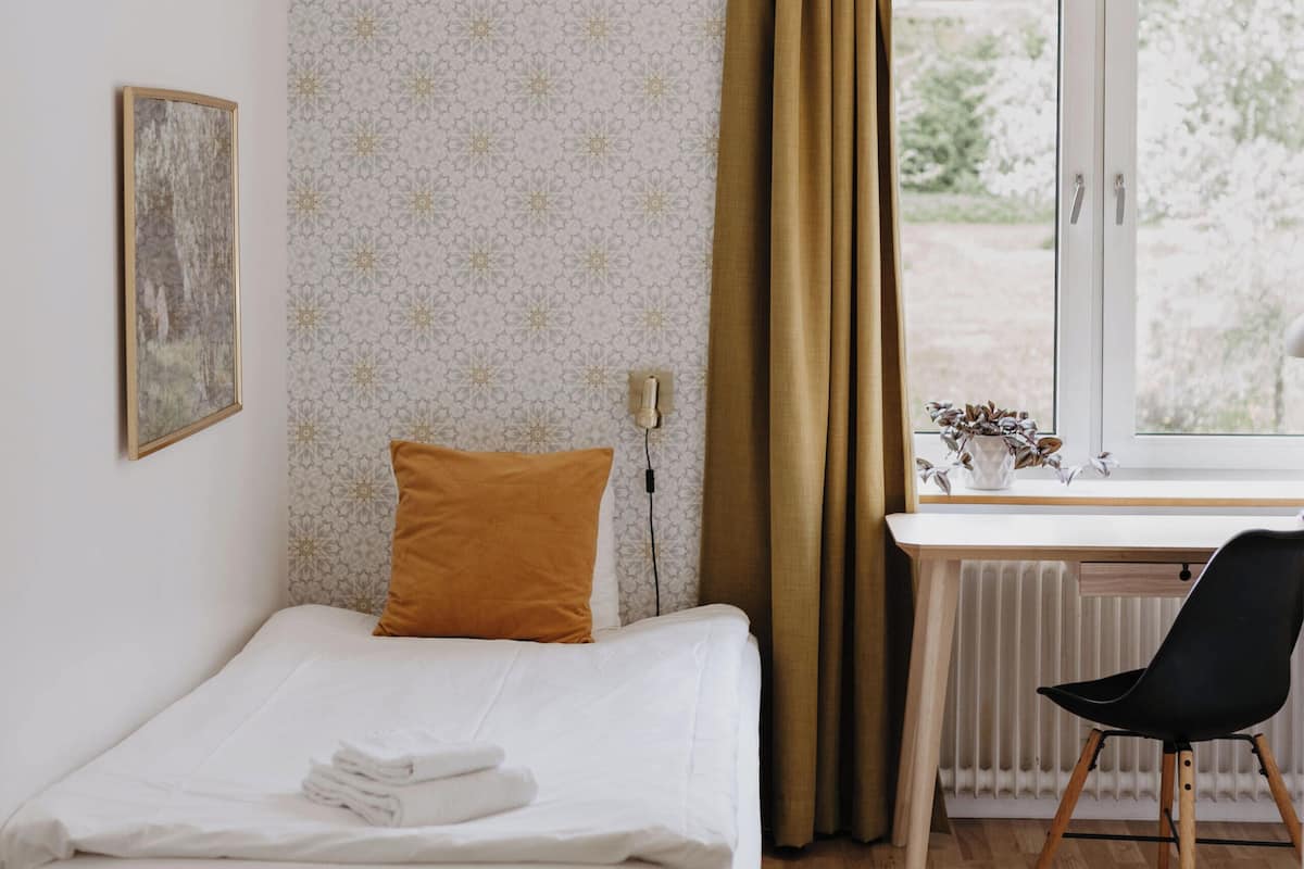 Twin Room | Desk, laptop workspace, iron/ironing board, travel crib