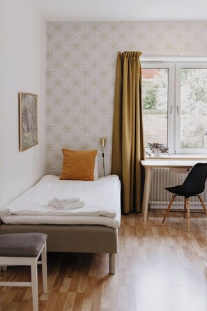 Camera con 2 letti singoli | Una scrivania, postazione laptop, ferro/asse da stiro, culla da viaggio