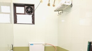 Ein kleines Badezimmer mit Toilette, Dusche und Waschbecken.