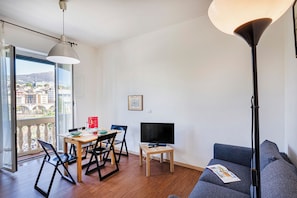 Apartment, Balcony | Ruang tamu | 35 cm televisyen dengan digital 
