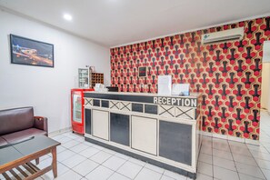 Reception - Collection O Hotel Sanira (Bandung)