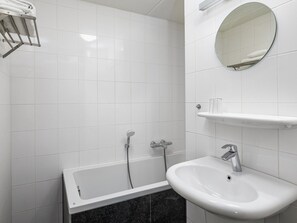 House | Bathroom - Villa in Hellevoetsluis Near North Sea Beach (Hellevoetsluis)