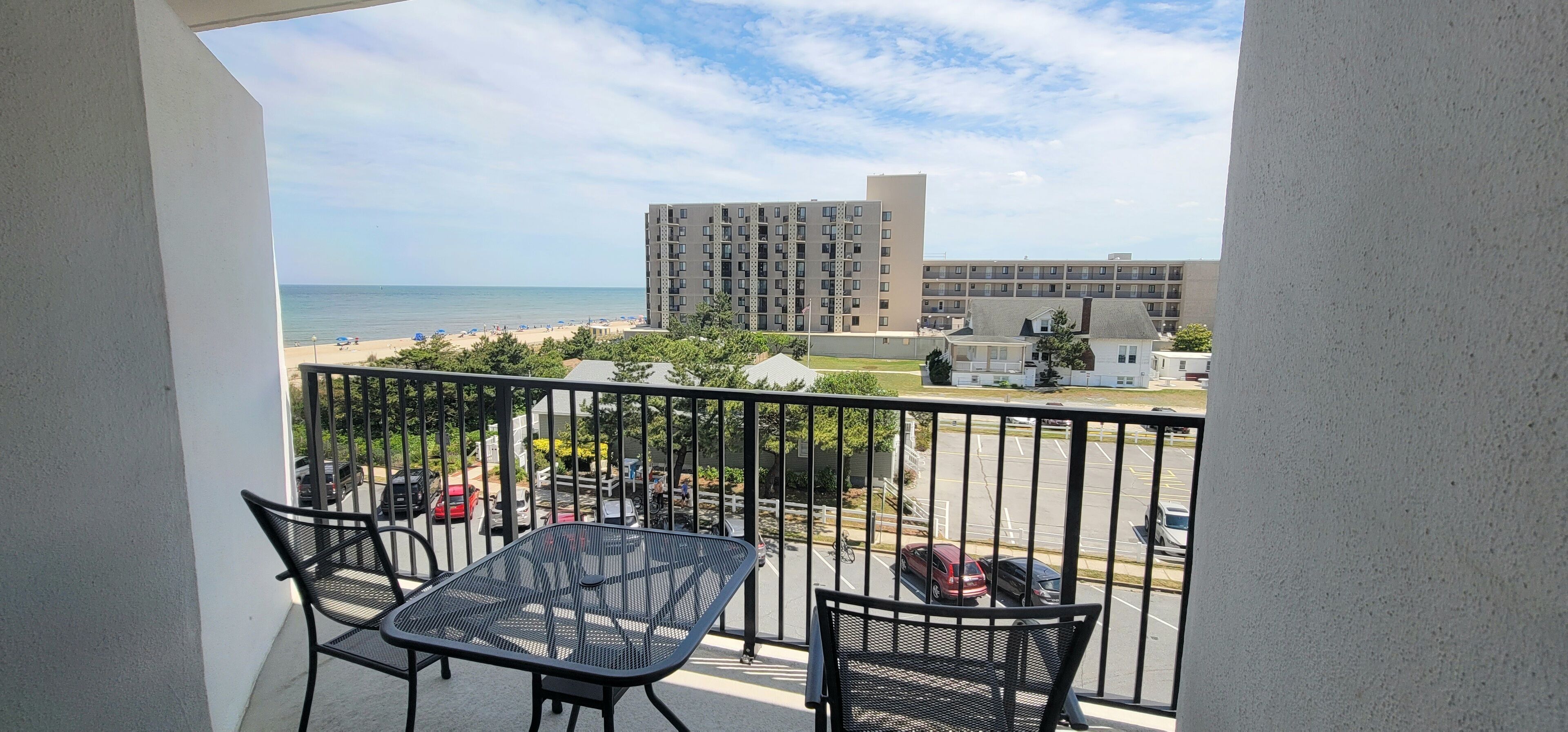 BOOK TODAY! NEW LISTING! POOL! LINENS INCLUDED!