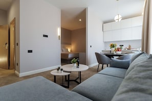 Lägenhet Superior | 1 sovrum, minibar, värdeförvaringsskåp på rummet och skrivbord