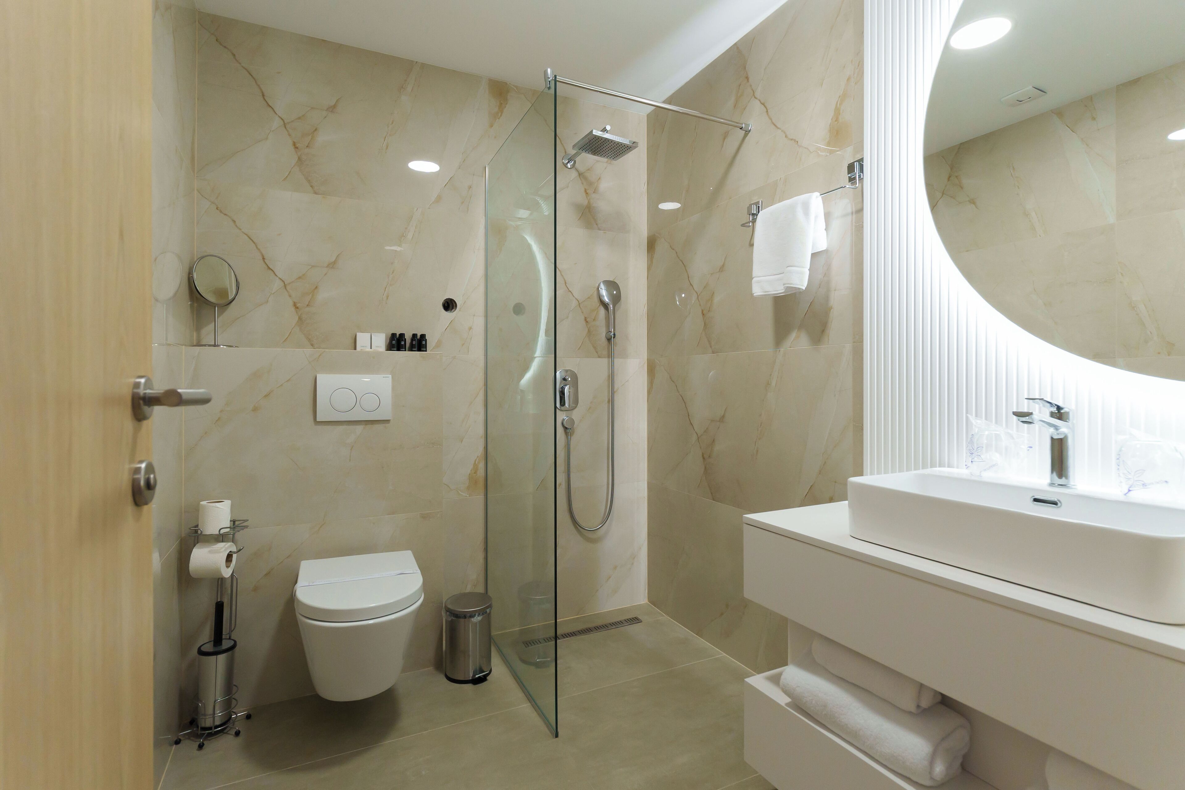 Habitación Confort con 1 cama doble o 2 individuales, 1 habitación, vistas a la ciudad | Baño | Ducha, secador de pelo, zapatillas y toallas