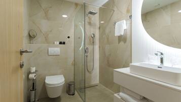 Habitación Confort con 1 cama doble o 2 individuales, 1 habitación, vistas a la ciudad | Baño | Ducha, secador de pelo, zapatillas y toallas