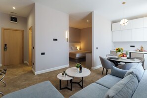 Minibar, caja de seguridad en la habitación y escritorio