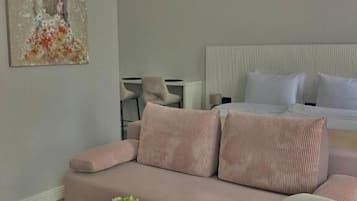 Studiosvit Deluxe - 1 kingsize-säng med bäddsoffa | Vardagsrum | 40-tums smart-tv med kabelkanaler