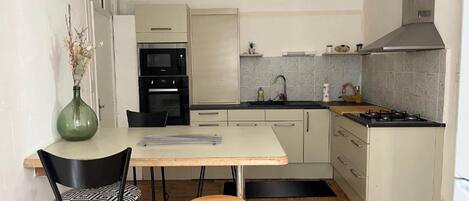 Kjøleskap, mikrobølgeovn, ovn og oppvaskmaskin