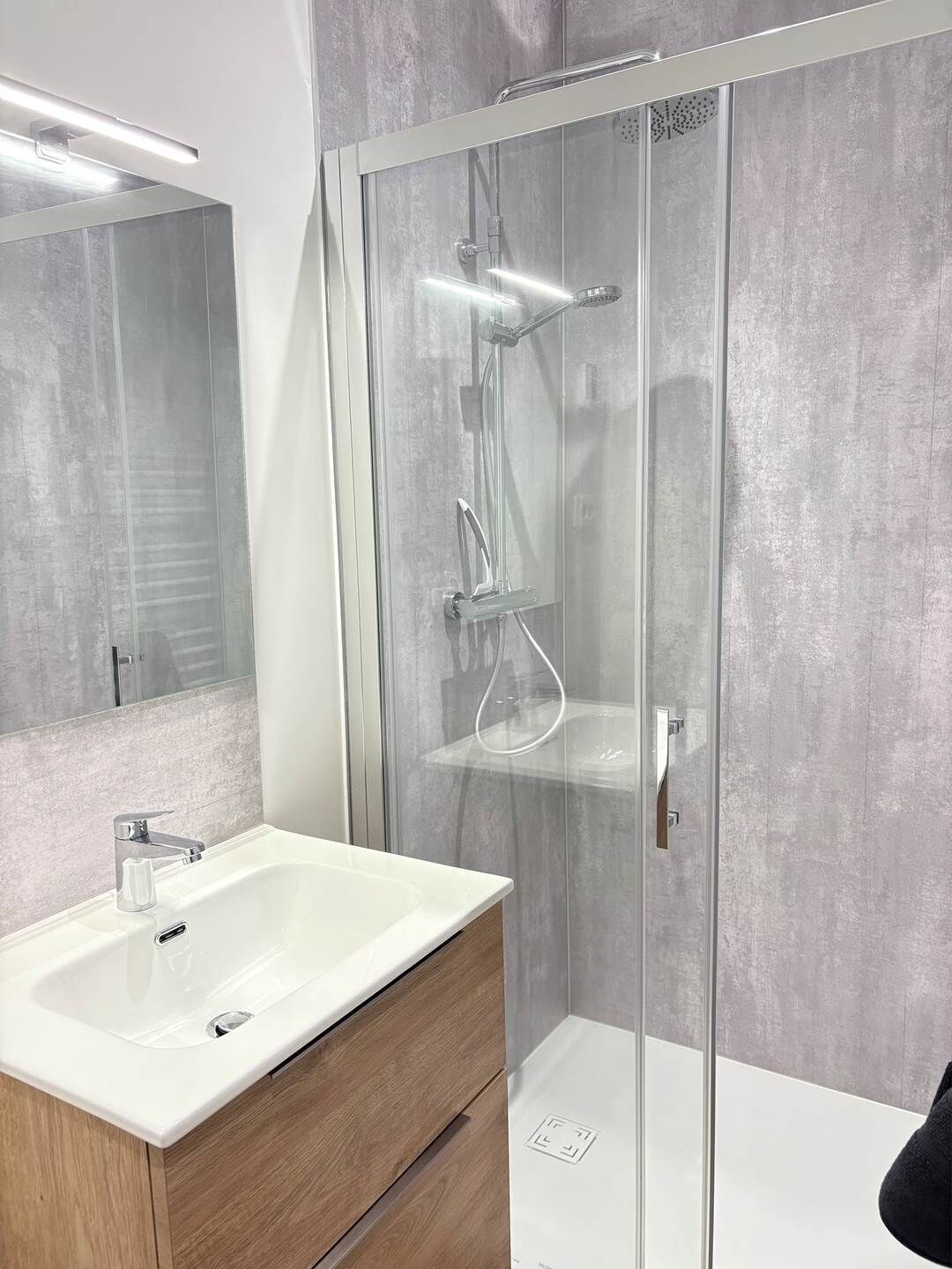 Dusche, Haartrockner, Handtücher