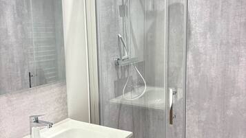 Dusche, Haartrockner, Handtücher