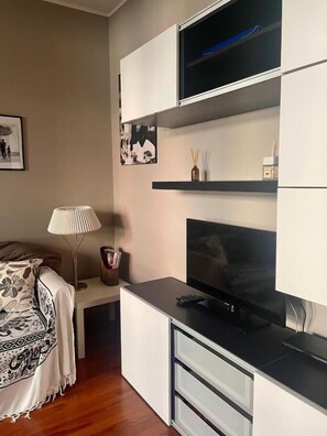 Two - Bedroom Apartment | Coin séjour | Télévision