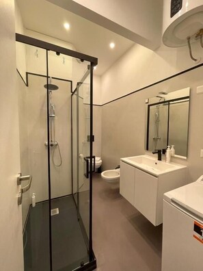 Estudio estándar | Baño | Amenidades de baño gratuitas, secadora de cabello, toallas, jabón 