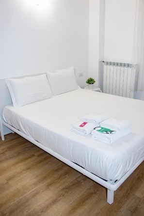 Desk, iron/ironing board, free WiFi - Easy Milano Rooms & Apartments (Milan)