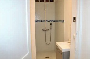 Haartrockner, Handtücher, Seife, Toilettenpapier