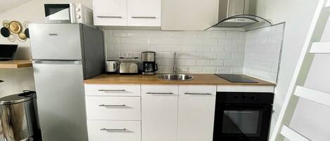 Micro-ondes, four, plaque de cuisson, cafetière/bouilloire