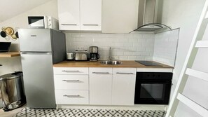 Microondas, horno, parrilla de estufa y cafetera y tetera