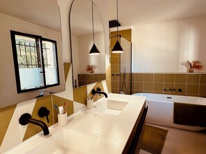 Douche, sĂšche-cheveux, serviettes fournies, papier toilette