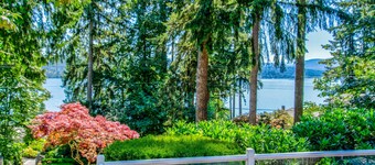 Stunning Sammamish Lake View Home near Weowna Park