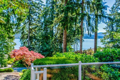 Stunning Sammamish Lake View Home near Weowna Park