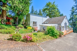 A two-story house with a covered porch and a small deck. - Stunning Sammamish Lake View Home near Weowna Park (Bellevue)