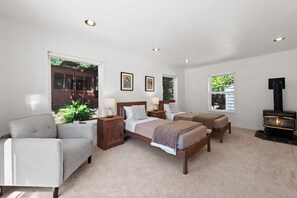 4 bedrooms, desk, iron/ironing board, travel cot