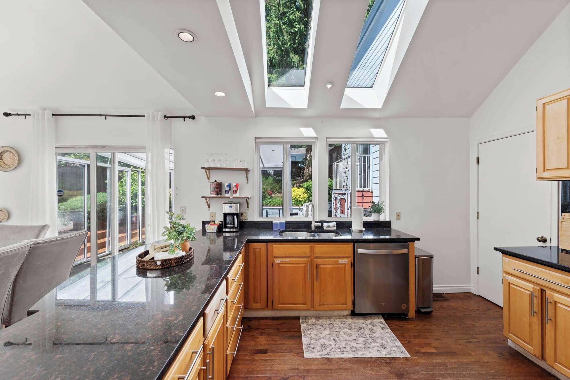 冷蔵庫、電子レンジ、オーブン、コンロ