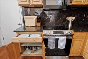 Geladeira, micro-ondas, fogão, cooktop