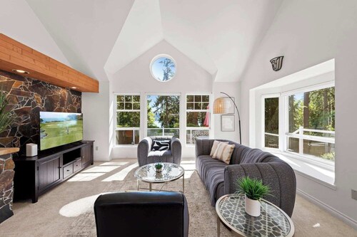 Stunning Sammamish Lake View Home near Weowna Park