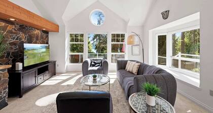 Stunning Sammamish Lake View Home near Weowna Park