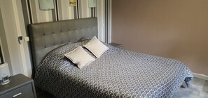 3 chambres, fer et planche à repasser, Wi-Fi, draps fournis