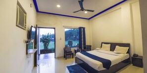 Deluxe Room | Bathroom | Free toiletries, towels, soap, shampoo