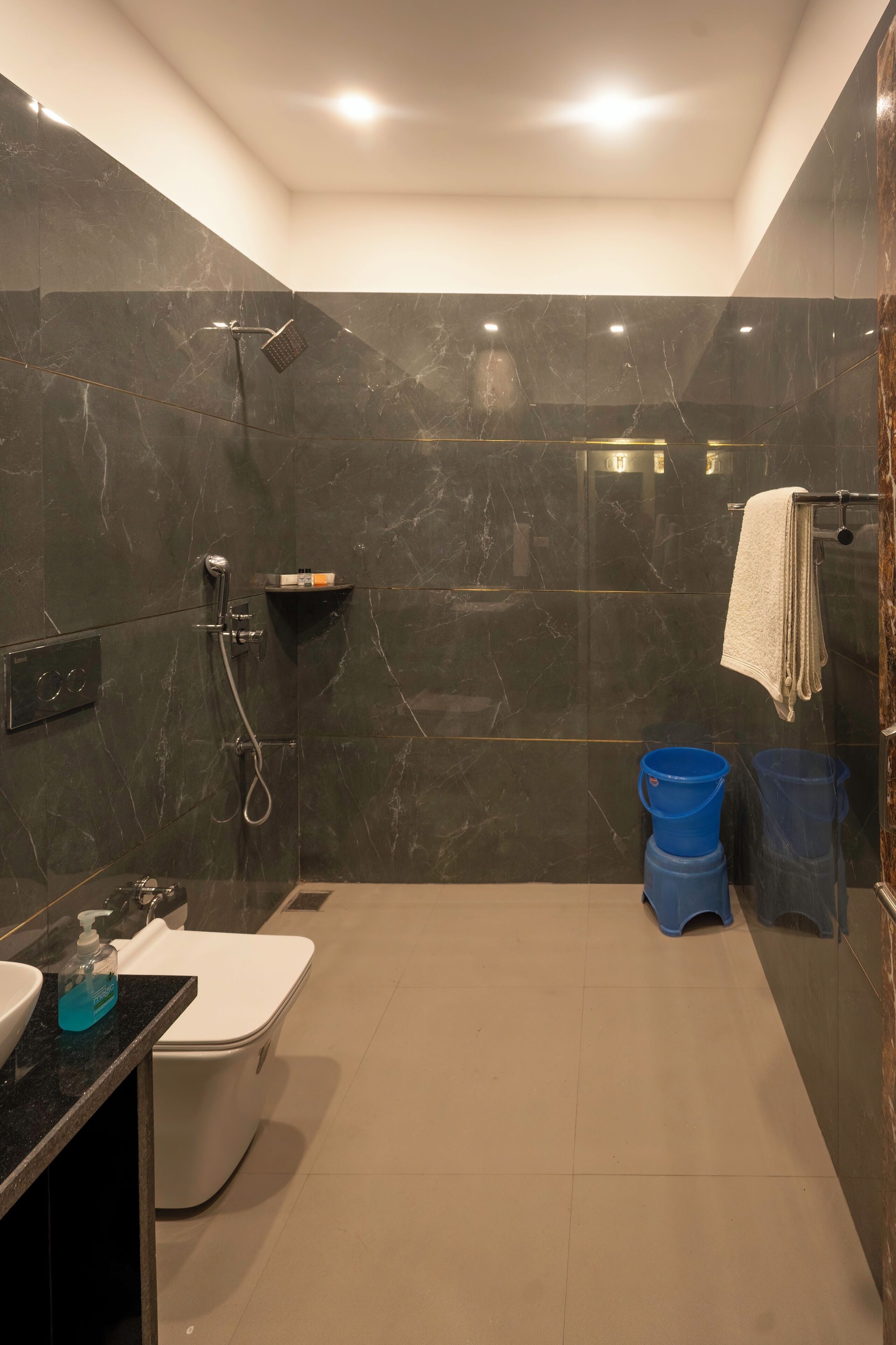 Een moderne badkamer met toilet, wastafel en douche.