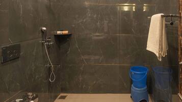 Une salle de bain moderne équipée de toilettes, d’un lavabo et d’une zone douche.