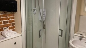 Chambre économique avec lits jumeaux | Salle de bain | Articles de toilette (gratuits), savon, shampooing, papier de toilette