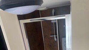 Chambre économique avec lits jumeaux | Salle de bain | Articles de toilette (gratuits), savon, shampooing, papier de toilette