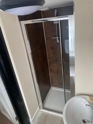 Economy Twin Room | Bathroom | Free toiletries, soap, shampoo, toilet paper - The Wheatsheaf (Guildford)