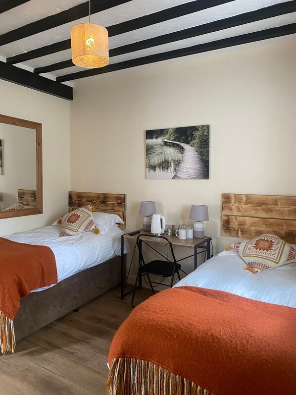 Comfort Double Room | Iron/ironing board, bed sheets - The Wheatsheaf (Guildford)