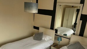 Chambre économique avec lits jumeaux | Fer et planche à repasser, literie fournie