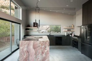 Frigorifero, microonde, forno, piano cottura