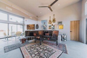 Een televisie en een kantoor