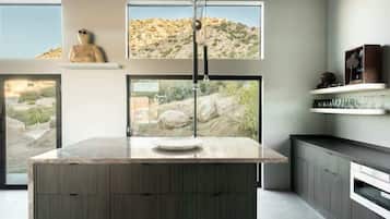 Frigorifero, microonde, forno, piano cottura