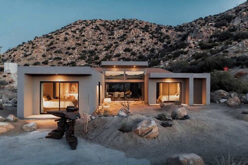 Heaven's Door • Pioneertown Modern, Spa, Boulders!